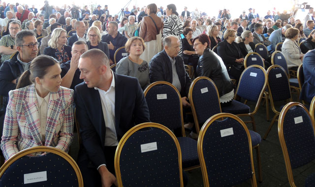 Poluprazan šator u očekivanju gostujućih političara koji su u predizbornoj kampanji                                                                                                                                                                       